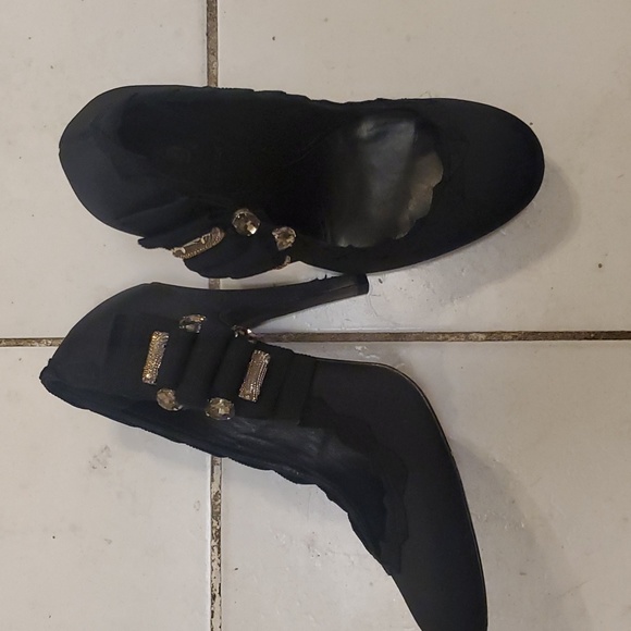 Tory Burch black satin pump with studded embellishments. Size 8 - Picture 7 of 10